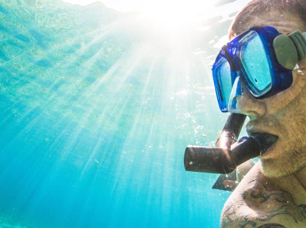 how-to-start-a-snorkeling-business (1) man underwater