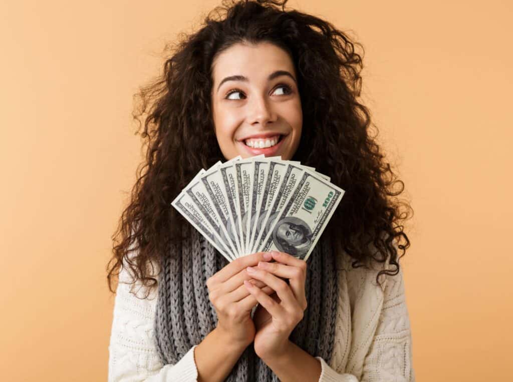 make-money-with-google-admob smilng woman withh cash